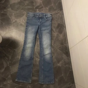 3 stycken blå& grå bootcut jeans  - Tre par jeans, ett i ljusblå tvätt och ett i grått., ett i mörkt grått. Alla har bootcut-ben och klassisk femficksdesign med hällor för bälte. Jeansen är i jeansmaterial och har lätt slitning på låren för en cool look. Finns också om du vill köpa enskilt🥰