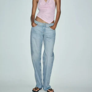 Ljusblå raka jeans - Säljer ett par ljusblå jeans med rak passform och dom är lågmidjade🥰 Använda ett fåtal gånger!