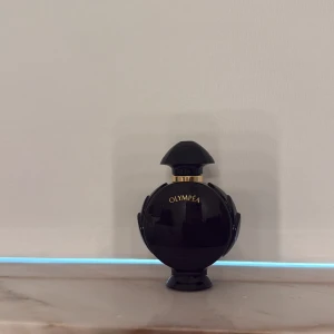 Olympéa parfym - Snygg och modern Olympéa parfym från Paco Rabanne. Köpt nyligen, bild 2 visar hur mycket parfym som återstår. Pris kan diskuteras. Ny pris: 980kr. 