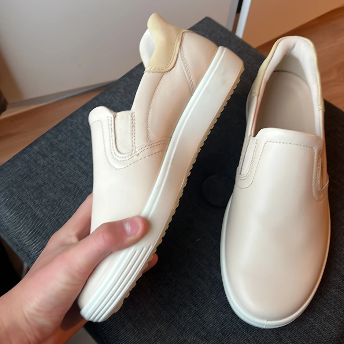 Rosa/krämvita slip-on sneakers från ECCO ny pris drygt 1200 - 1