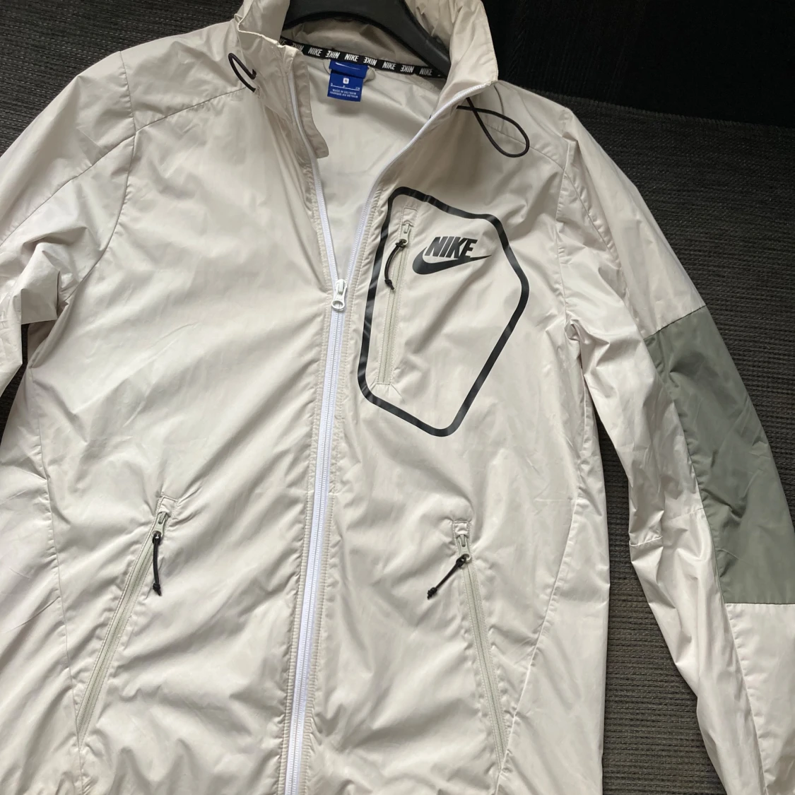 Nike jacka beige storlek S  - 4