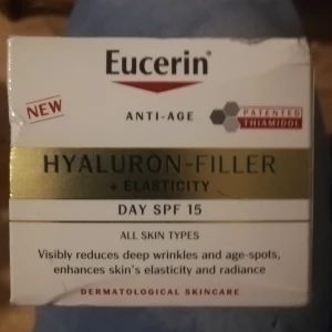 Eucerin Hyaluron-Filler Dagkräm SPF 15 - Eucerin Hyaluron-Filler + Elasticity dagkräm med SPF 15, passar alla hudtyper. Innehåller hyaluronsyra och Thiamidol för att minska rynkor och pigmentfläckar samt ge huden mer elasticitet och lyster. Ord pris 369 kr