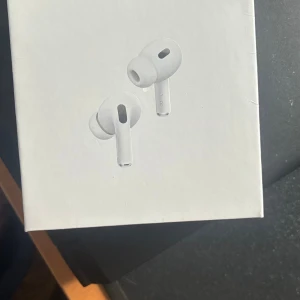 AirPods Pro (2nd generation) USB-C - Helt nya AirPods Pro (2nd generation) med MagSafe-laddningsetui (USB-C). Oöppnad förpackning, senaste modellen med förbättrad brusreducering och ljudkvalitet. Kompatibel med iOS, iPadOS, Mac och Apple Watch. Perfekt för musik, samtal och träning.