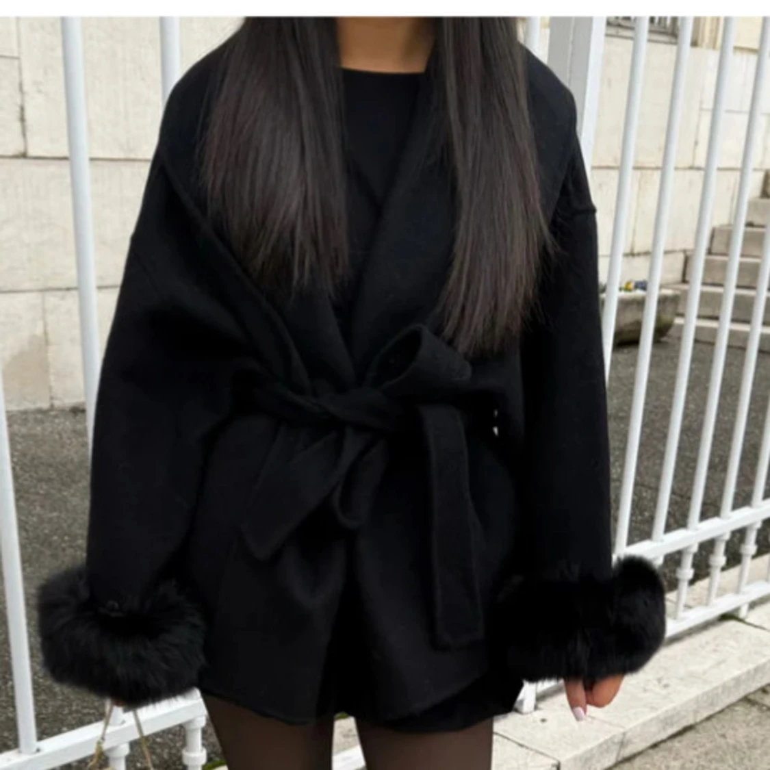 Svart kappa med fuskpäls och bälte