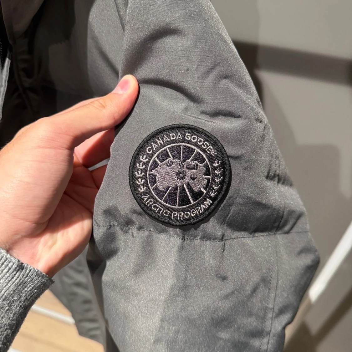Grå pufferjacka från Canada Goose - 2
