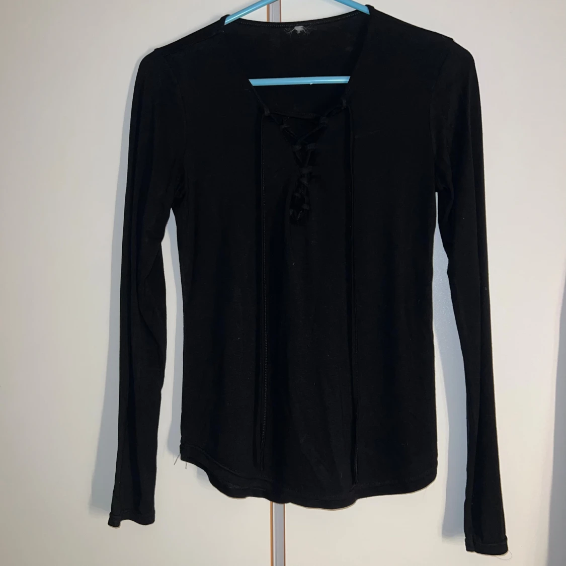 Svart långärmad topp med snörning - 3