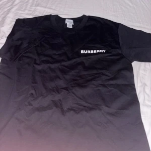 Svart Burberry t-shirt  - Säljer nu en skön svart Burberry T-shirt!!! Den är helt o använd, och passar perfekt till vilken stil som helst!! Dma mig ifall du vill köpa/är intresserad!! Priset på tröjan kan även diskuteras!!😎