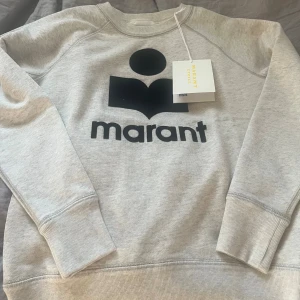 Grå sweatshirt från Marant Étoile - Jag säljer en tröja från isabel marant i storlek S den är helt ny aldrig använd och i ett perfekt skick 