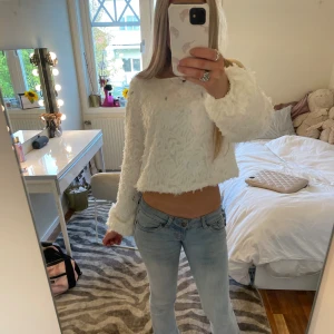 Vit blus ifrån pieces - Säljer en vit blus ifrån pieces, hör av dig vid intresse.🤍