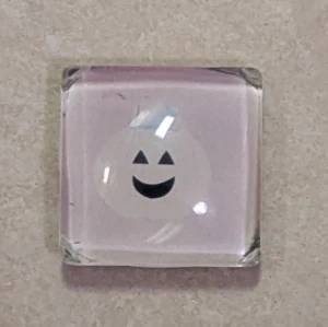 Magnet med glad pumpa - Söt fyrkantig magnet med en glad pumpa-emoji i svart och vitt. Perfekt som kylskåpsmagnet eller som dekoration för dig som gillar halloween eller vill ha något lekfullt och unikt.