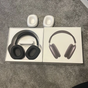 AirPods Max - Säljer nu borshans Snygga Apple AirPods Max i svart, komplett med originalkartong och extra öronkuddar. Hörlurarna är i mycket gott skick utan synliga repor eller skador. Aktiv brusreducering, hög ljudkvalitet och bekväm passform. Perfekt för musik, film och samtal.