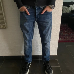 Dondup jeans George  - Dondup Jeans George! Trendigaste jeansen på marknaden. Skick = 9,5/10 Ny pris = 4000 kr Säljs för = 999 kr