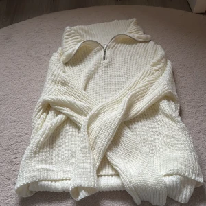 Vit stickad half zip-tröja - Säljer en krämvit stickad tröja med grov struktur och hög krage. Aldrig använd, och passar även storlek S 💕