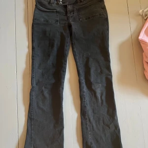 Lågmidjade jeans - Grå/svarta jeans, bootcut o lowrise! Pris kan diskuteras!🖤