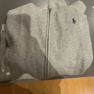 Fin huvtröja  från Polo Ralph Lauren  - Säljer denna huvtröja från Polo Ralph Lauren i storlek XL (18•20. Säljer den pågrund av fel storlek. Den är använd få gånger. 