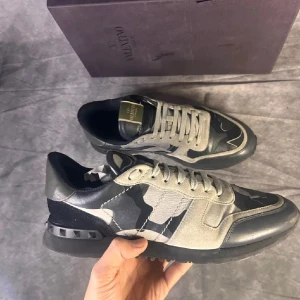 Valentino Garavani Rockrunner sneakers - Riktigt sköna dojor till vintern   Skriv om ni vill göra bud skick9/10✨💫 trade axepteras också