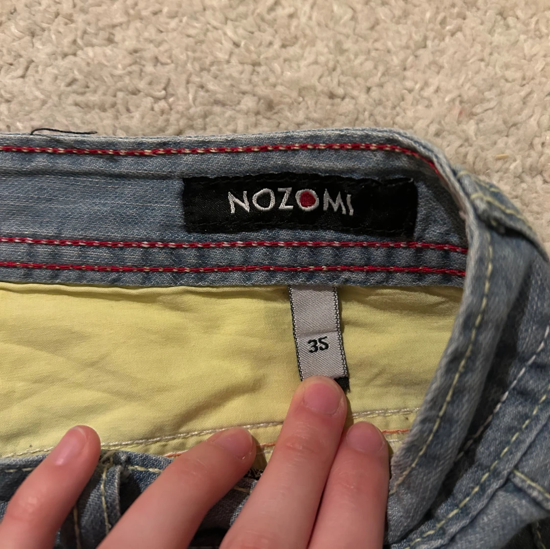 Grå jeansshorts med broderade fickor - 4