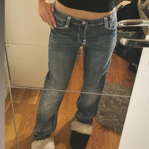 Blå jeans  - Säljer ett par blå jeans med vita sömmar och fina fickor. Strl 164 och passar mig som har xs 💓