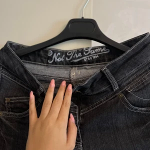 Mörka jeans från Not The Same - Snygga mörkgrå jeans från Not The Same med raka ben och klassisk femficksdesign. Perfekta för dig som gillar en enkel men stilren vibe.