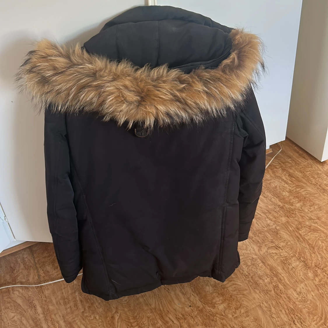 Svart parkas från Hollies med äkta päls 