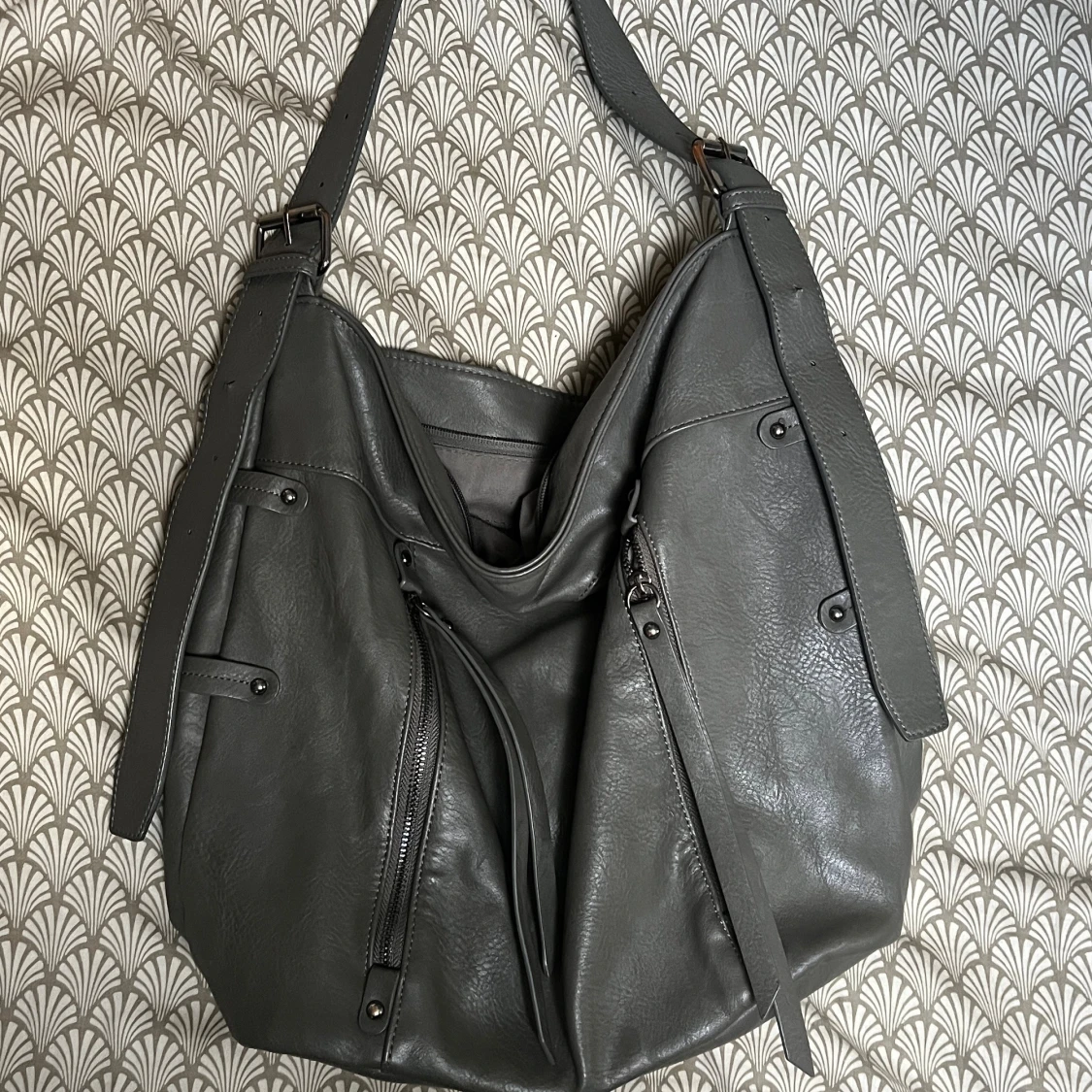 Grå axelväska från KappAhl