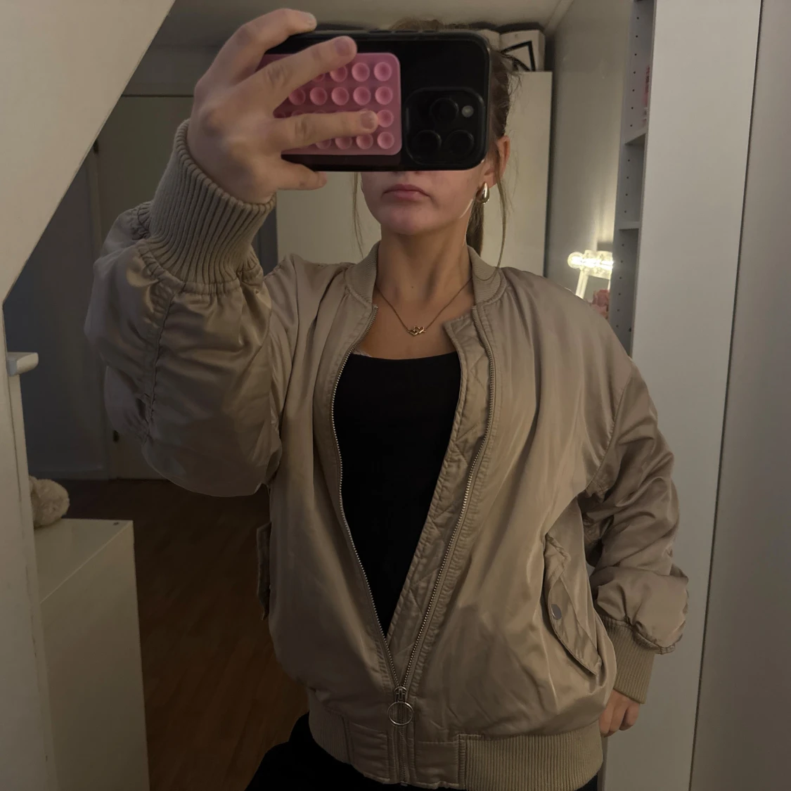 Beige bomberjacka med dragkedja