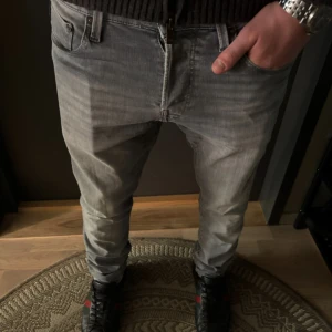 Grå slim jeans från Jack & Jones - Tja! Säljer dessa riktigt snygga jeans ifrån jack n jones | W29 L32 | Modell~Glenn | Färg~Grå | Jag på bilden är 181! | Hör av er vid minsta lilla fundering🙌