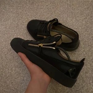 Giuseppe Zanotti - Säljer dessa feta Guiseppe skor, skorna är i bra skick utan defekter, pris kan diskuteras! Skorna är i storlek 41 men passar större!