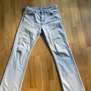 Hope jeans  - Hope jeans i storlek 28 i relativt bra skick men har mycket mer och tillbringa.  Endast slitage vid änderna vilket i min åsikt ger karaktär till jeansen men annars är i bra skick.  Priset går och diskuteras vid snabbaffär!