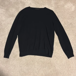 Snygg mörkblå stickad tröja från Oscar Jacobson  - Väldigt snygg stickad tröja från Oscar Jacobson i storlek L men den sitter exakt som storlek S. Tröjan är i mycket bra skick 