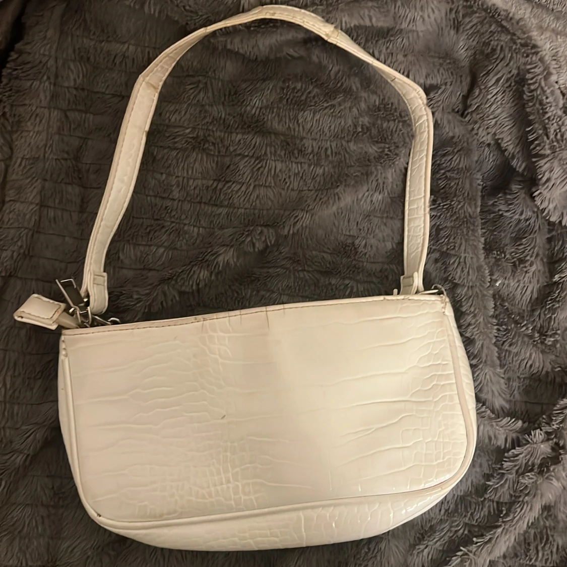 Vit axelväska med kedjedetalj - 1