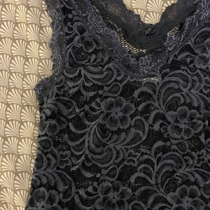 Spets linne - Jättesnyggt linne som jag använt för att ha stickandes ut med en annan tröja över👍🏼😊Dethär funkar jättebra då linnet är lite längre i modellen🙏