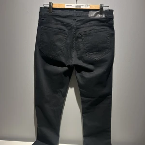 Svarta jeans från Tiger of Sweden - Ett par sjukt snygga tiger of sweden jeans. Nytt skick och enbart testade. 28/32 och modell evolve. Hör av er vid några frågor så löser vi något!