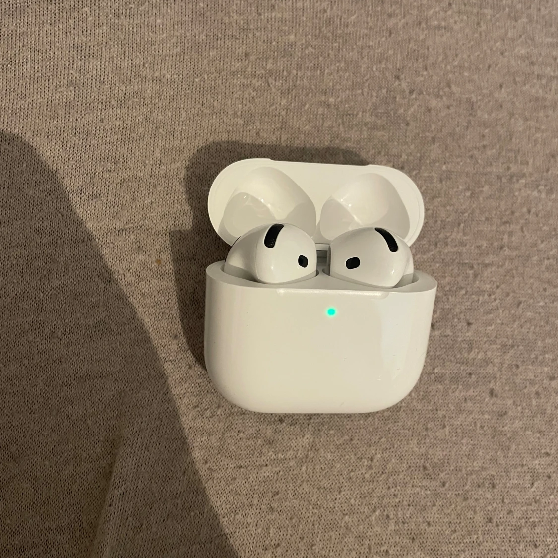 AirPods 4 - 1
