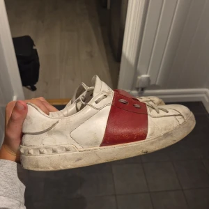 Valentino Garavani sneakers med röd detalj - Tja. Säljer ett par valentino opens inte bästa skicket men går att fixa upp lite kan tänka mig byta mot något.