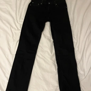 Svarta Levi's 511 jeans straight fit - Svarta jeans från Levi's modell 511 med klassisk femficksdesign. Det är en rak modell men är väldigt slimad på mig, det är storlek w33 L32 men är lång i modellen. Byxorna är använda en gång och har inga defekter 