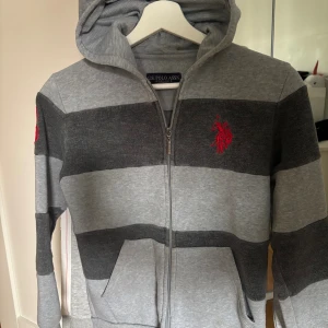 Polo Assn Hoodie och Polo RL piké  - Stl 10-12 år på båda och Piké tröjan är som ny. Hoodien lite noprig men annars felfri. 