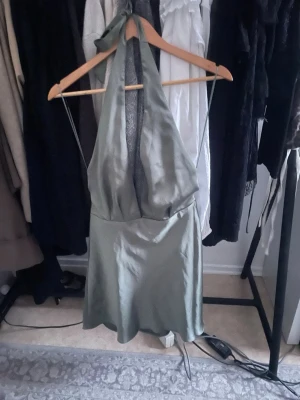 Zara klänning - Zara klänning i silke i färgen grön köpt på vinted men passade inte mig och därför säljer jag. Klänningen har inga defekter, i mycket bra skick. Kontakta gärna mig vid frågor och funderingar ☺️💕