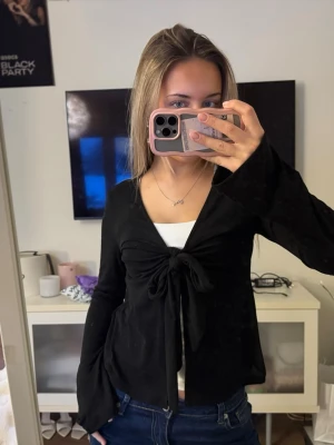 svart långärmad  - jättefin tröja från gina som inte kommer till användning💗 stel m men passar S som jag har vanligtvis!