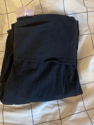 Svarta yoga pants från Gina Tricot - Säljer ett par svarta yoga pants  från Gina Tricot i storlek 170. De är mjuka och stretchiga, perfekta för chill dagar eller när du vill ha något bekvämt. Klassisk svart färg som passar till allt och enkel design utan detaljer.