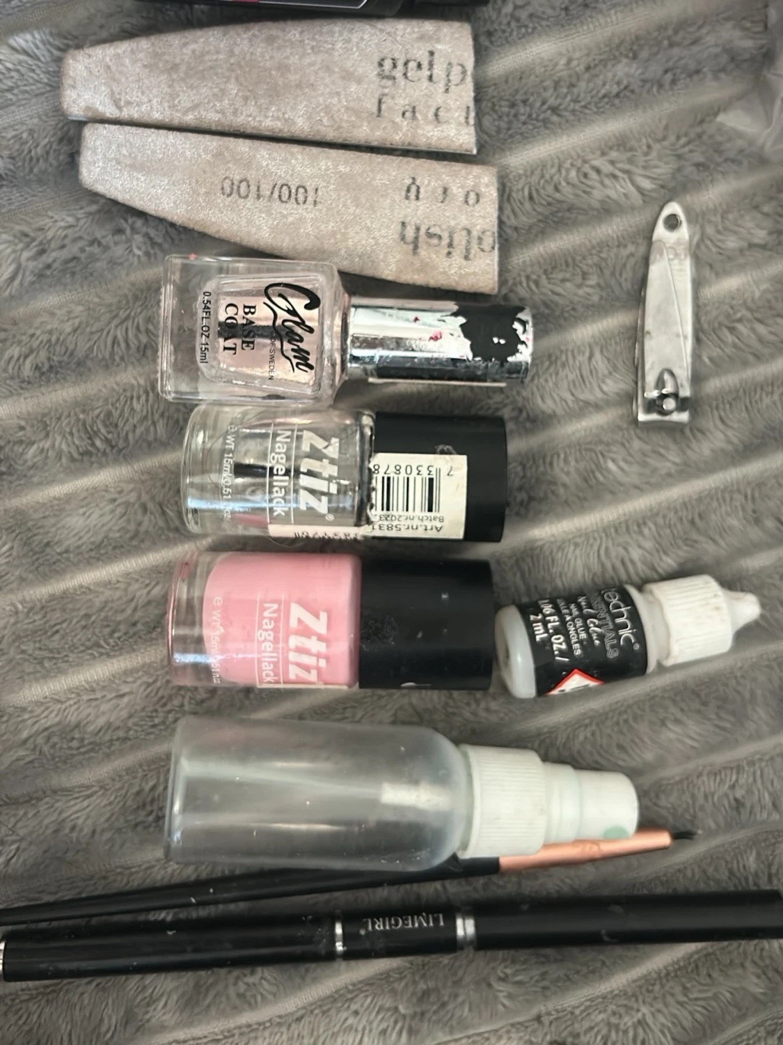 Svart eyelinerpenna och sminkborste