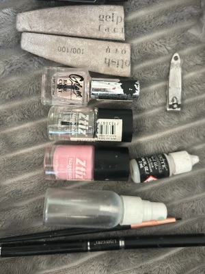 Svart eyelinerpenna och sminkborste - Olika verktyg för naglar säljer för att jag ska flytta och vill inte ta med mig något