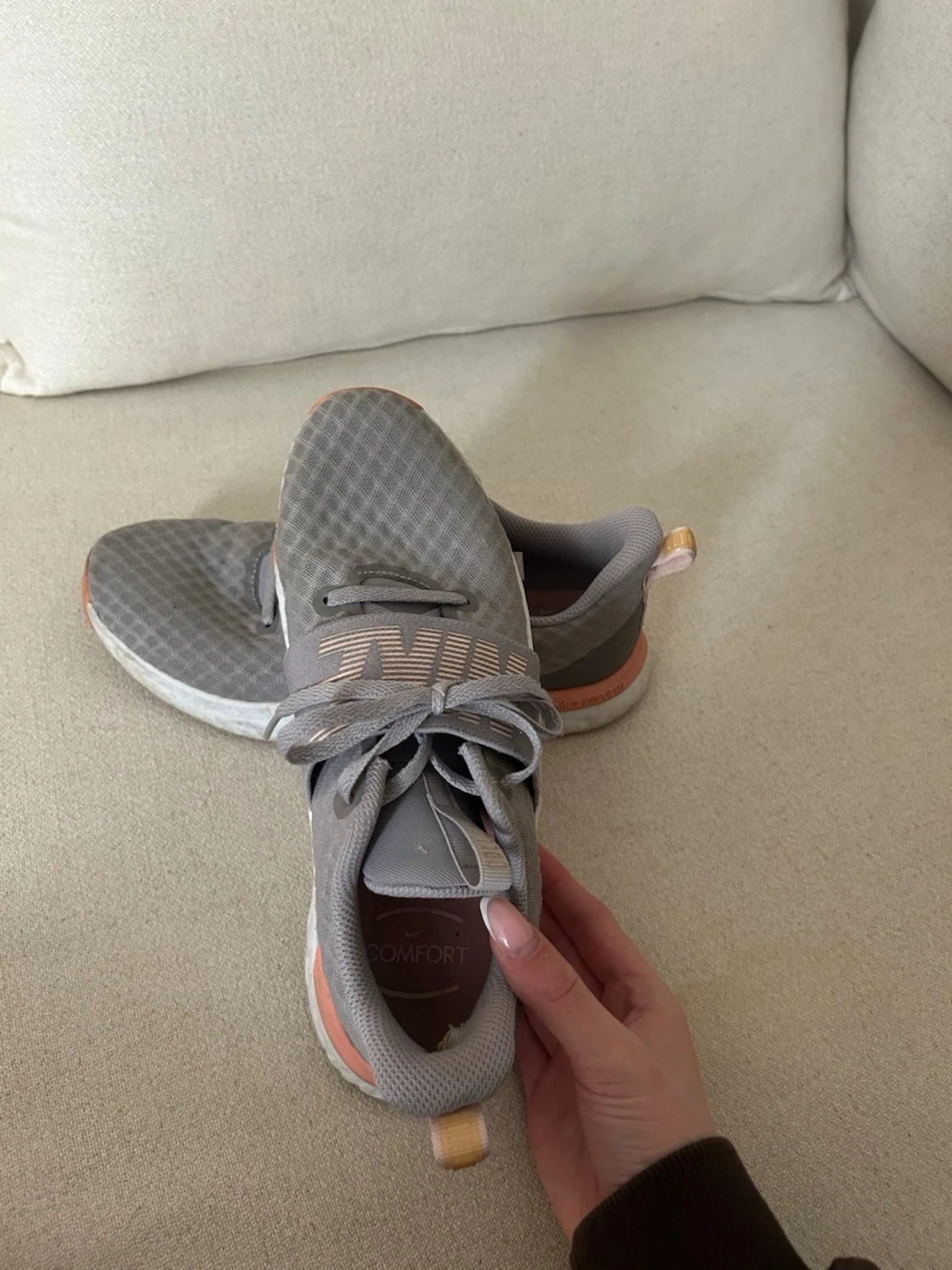 Grå Nike Renew sneakers med persikodetaljer - 1