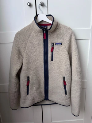 Patagonia fleece  - Patagonia fleece i mycket bra skick. Fluffigheten är väl lite utsatt på de slitsamma ställena som till exempel armbågarna. Säljer då den inte passar. Priset är inte hugget i sten.