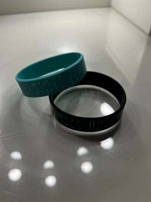 Marcus & Martinus armband  - Två marcus och Martinus armband jag köpte på deras moments tour 2018 de är i jättebra skick!! 🤍