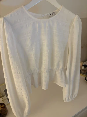 Vit blus  - Vit blus med Nakd 