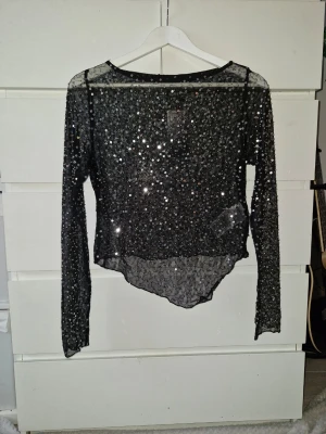 Glitter tröja - En jättefin glittertröja från new yorker i storlek XL men den sitter mer som en S skulle jag säga. Den är helt ny med prislappen kvar. Köptes för ca en vecka sedan. Säljer då den ej kommer användas och möjlighet att lämna tillbaka finns ej. Använd gärna köp nu funktionen eller kom privat💗 Vid snabb affär kan jag sälja för 95 kr istället för 110 kr😊