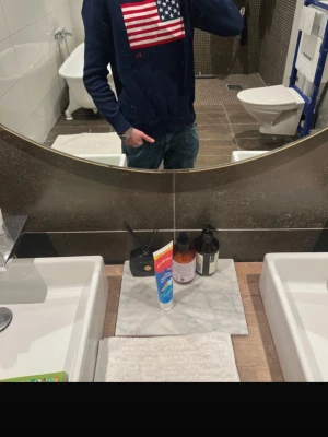 Mörkblå stickad tröja Polo Ralph Lauren - Säljer en mörkblå stickad tröja från Polo Ralph Lauren med amerikansk flagga broderad på bröstet och RL-detalj i rött. Klassisk rund hals och ribbade muddar. Perfekt för dig som vill ha en ikonisk och stilren look.