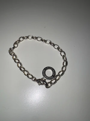 Tomas Sabo charm armband  - Äkta Thomas Sabo armand, använt få gånger, fick det när jag fyllde 18, för några år sedan, har legat i en ask, fortfarande silvrigt & fint 