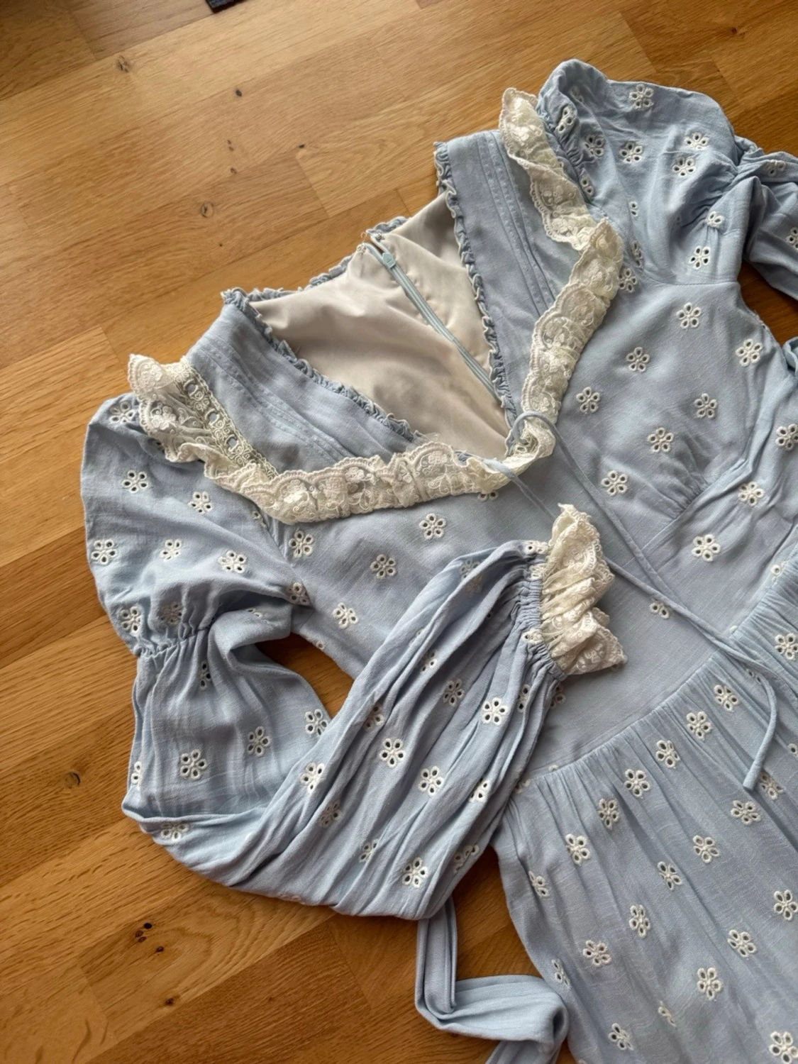 Ljusblå långklänning med spetsdetaljer från Lacemade